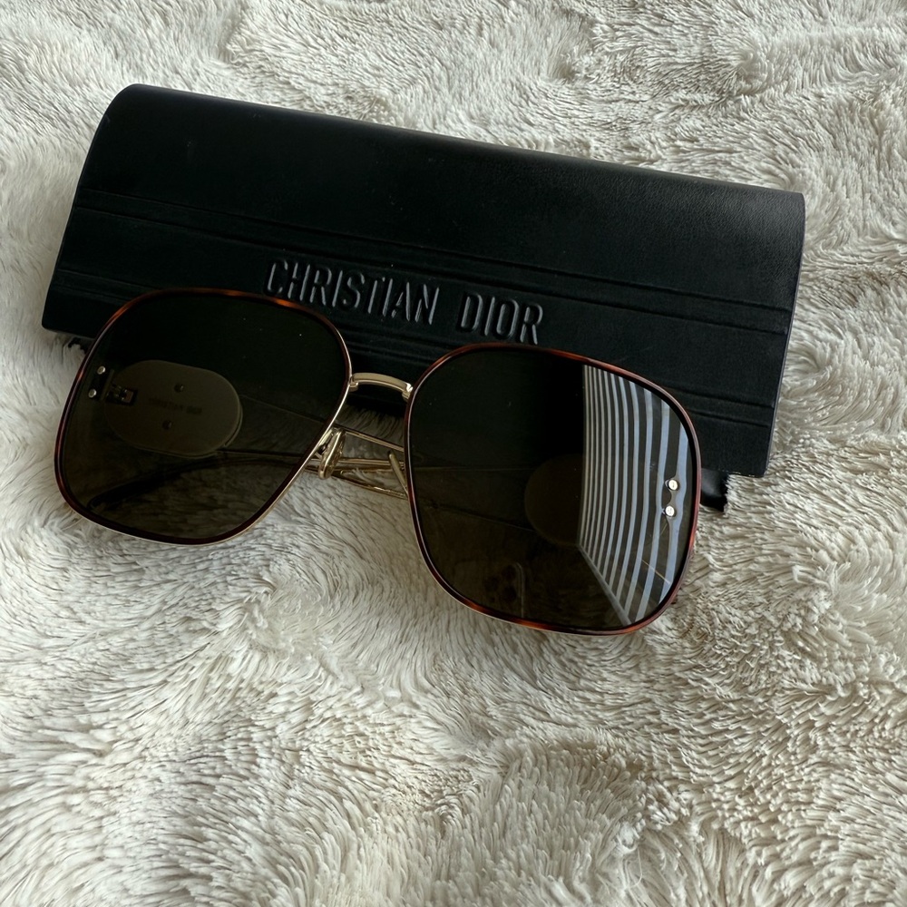 Dior Gold Aviator Sunglasses with Sleek Metallic Frame